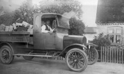Handelsgartner Peter Jensen med sin torvebil på Gammel Køge Landevej 617 i 1923.