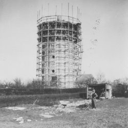 Hvidovre Vandtårn under opførelsen.