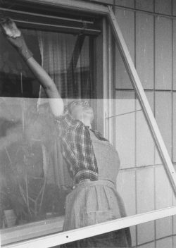 Husmoderens arbejde i hjemmet var vigtigt for Svenn Eske Christensen. Her vinduespudsning på Strandhavevej 38 i 1956.