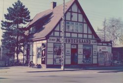 På Hvidovrevej opstod der et helt lille forretningscentrum, hvor den og Brostykkevej krydser hinanden. En af forretningerne her var købmand M. Søndergaard, hvor beboerne i Svendebjerg kunne handle fra 1926 til 1975.
